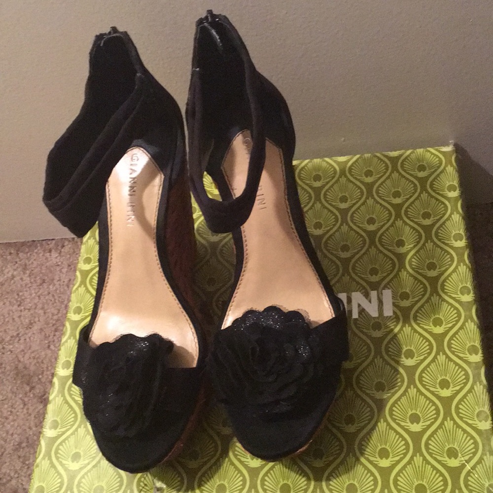 Black bouquet heel